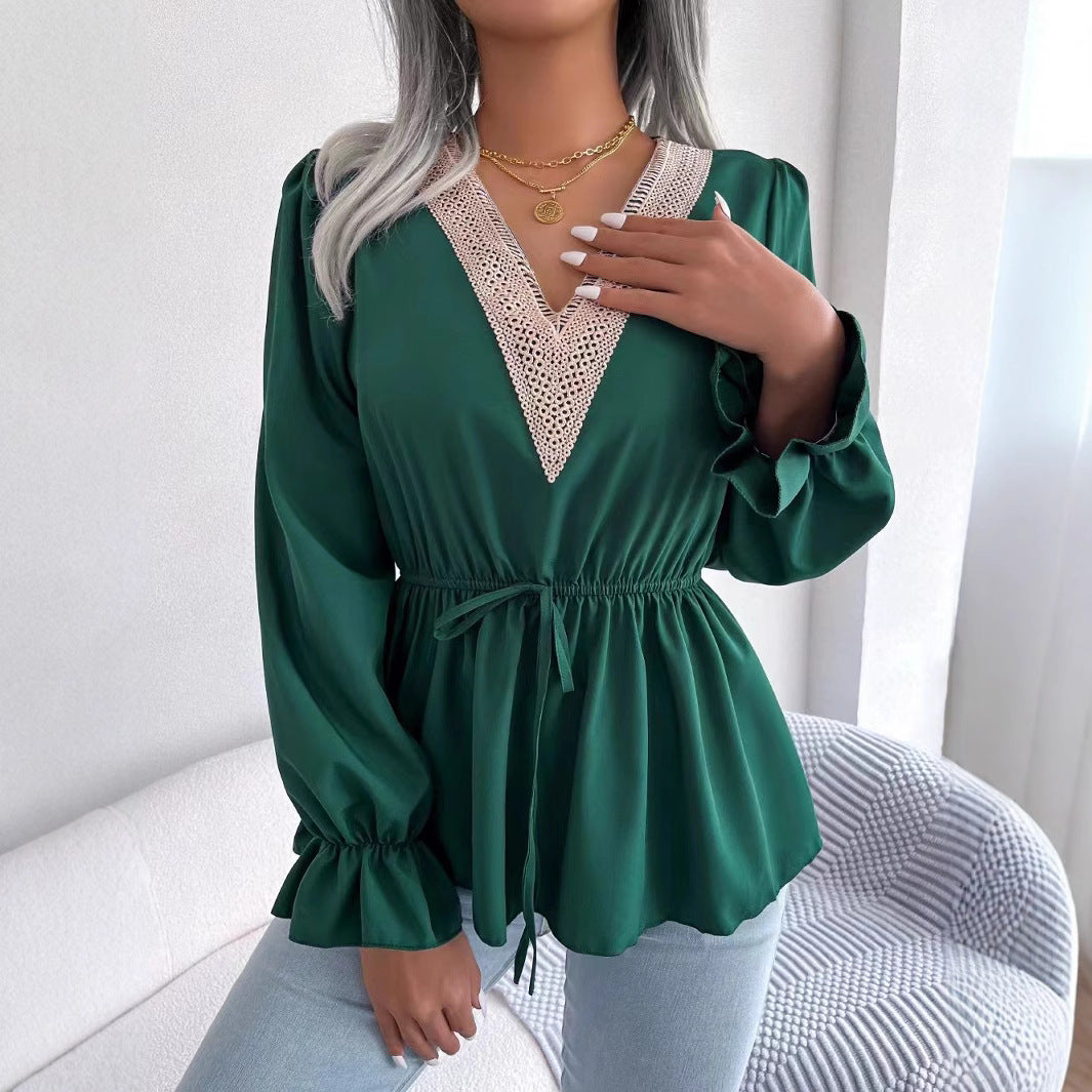 Dame elegant bluse med raffineret V-udskæring og volan detaljer Stilla