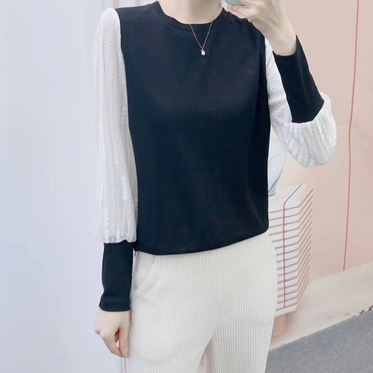 Dame Elegant Bluse med fine spidsærmer og stilfuld rund halsudskæring Stilla