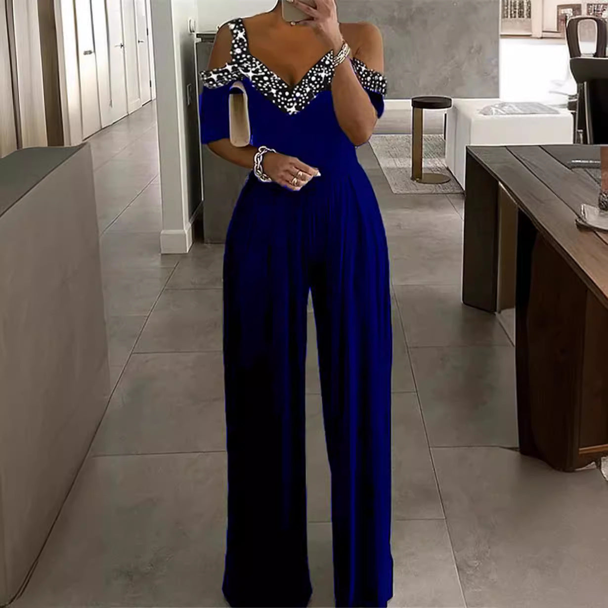 Dame Elegante Jumpsuit med Off-Shoulder Design og Glitteraccenter Stilla
