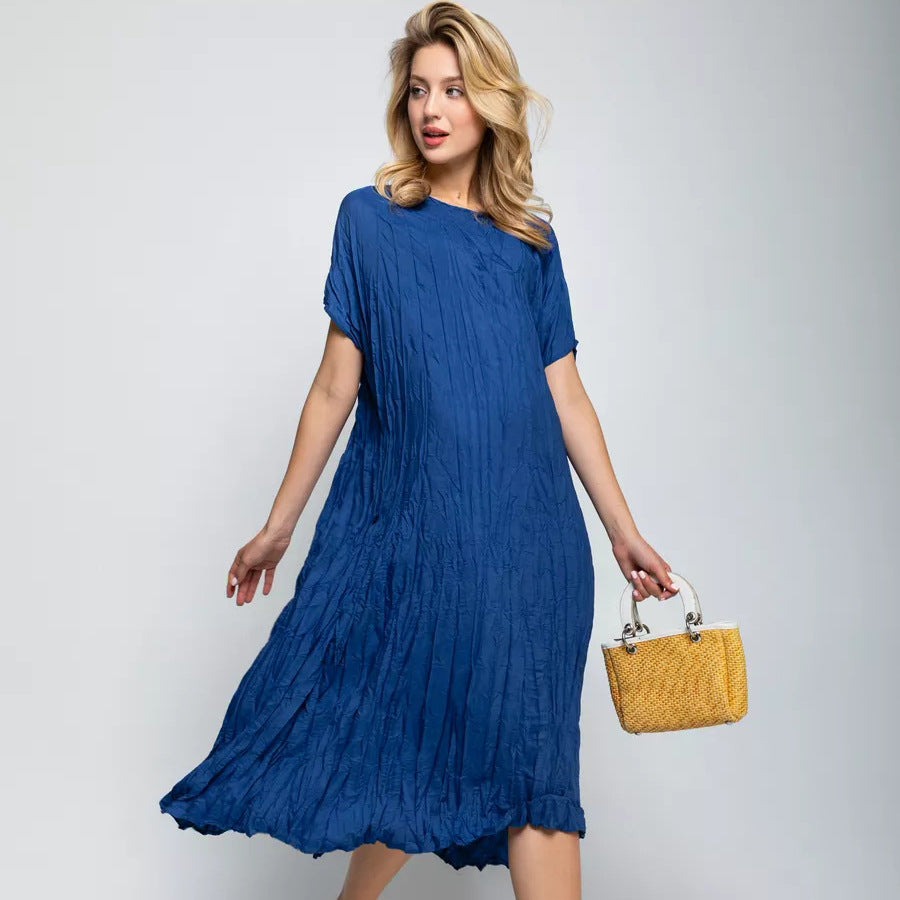 Dame afslappet midikjole i let stof med plissering og kort ærme Stilla