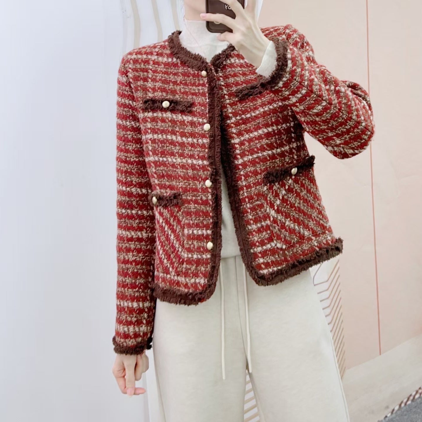 Dame Designer Bouclé-jakke med perlebesatte knapdetaljer og elegante franser Stilla