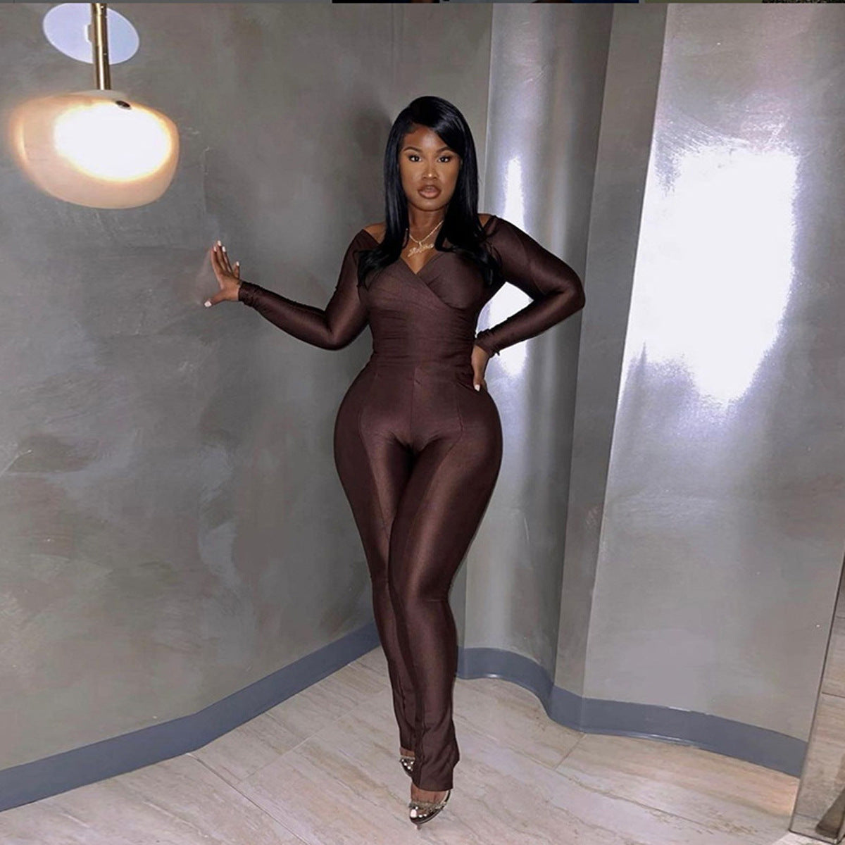 Dame glamorøs langærmet jumpsuit i v mostrando stil med figursyet snit Stilla