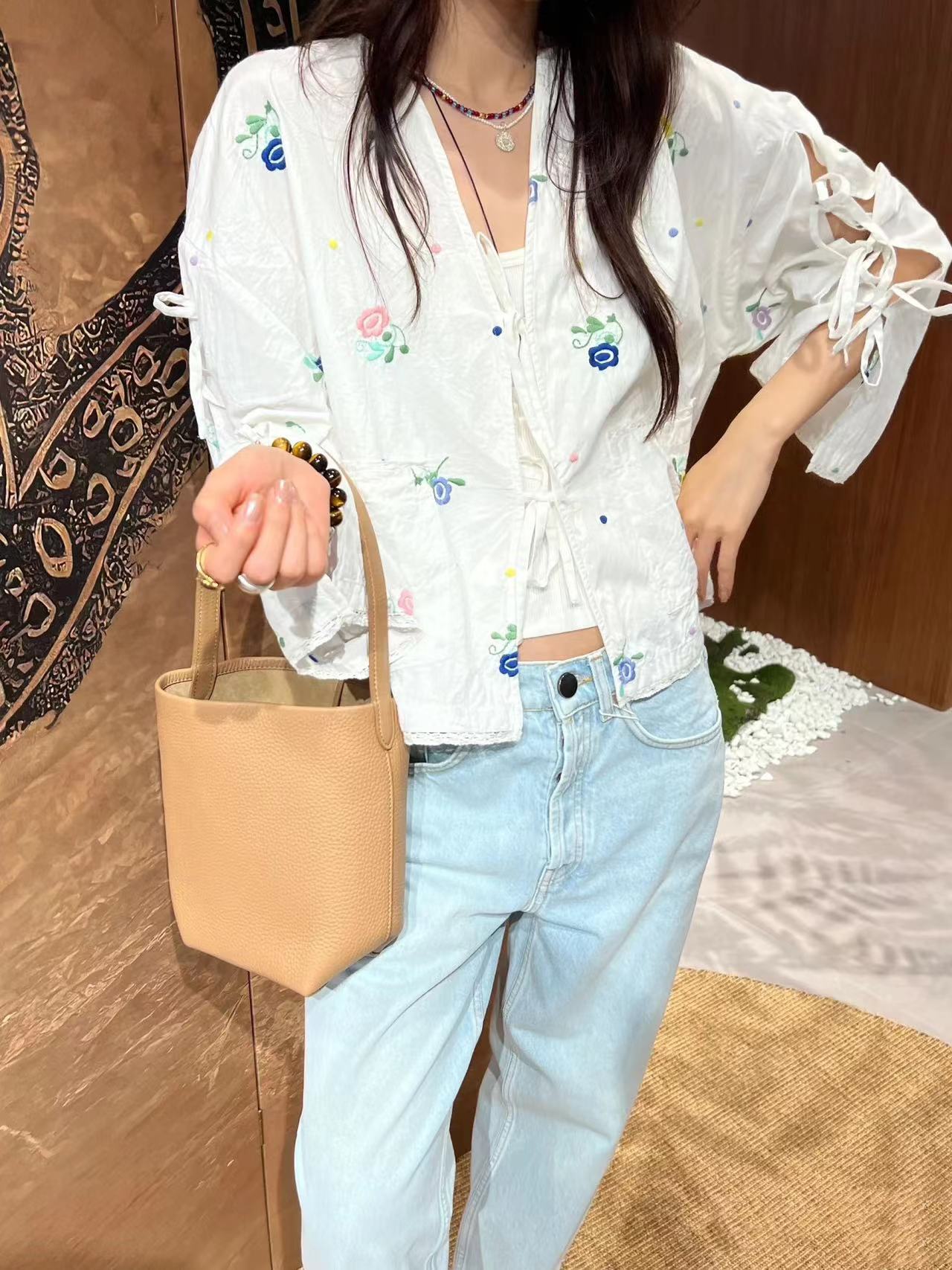 Dame afslappet bluse med florale broderier og legende detaljer Stilla