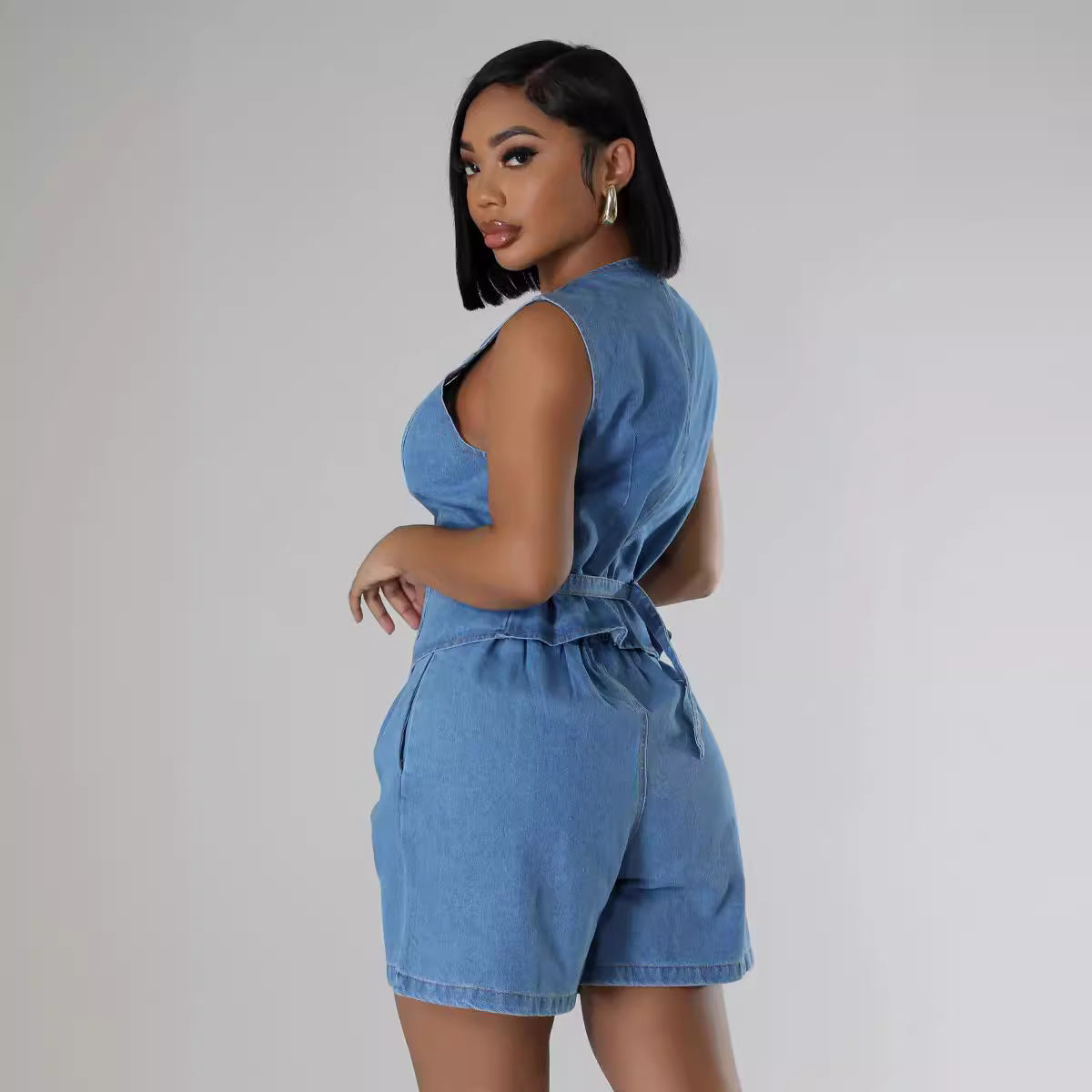 Dame Denim- jumpsuit med tætsiddende pasform og knapdesign Stilla