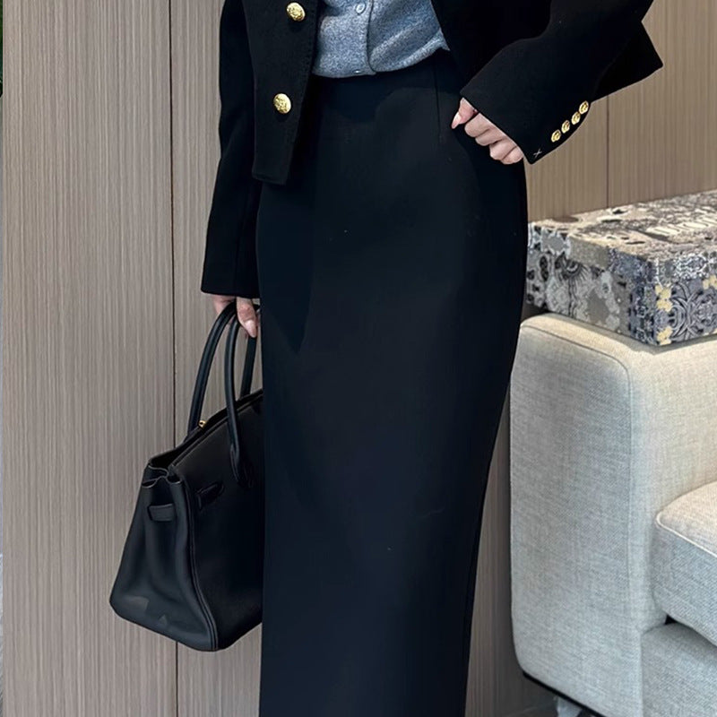 Dame elegant figursyet blazer-sæt med guld-farvede knapper og smart nederdel Stilla