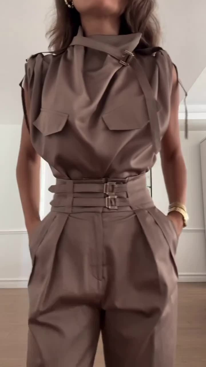 Dame mode jumpsuit med tætsiddende silhuet og praktiske lommer Stilla