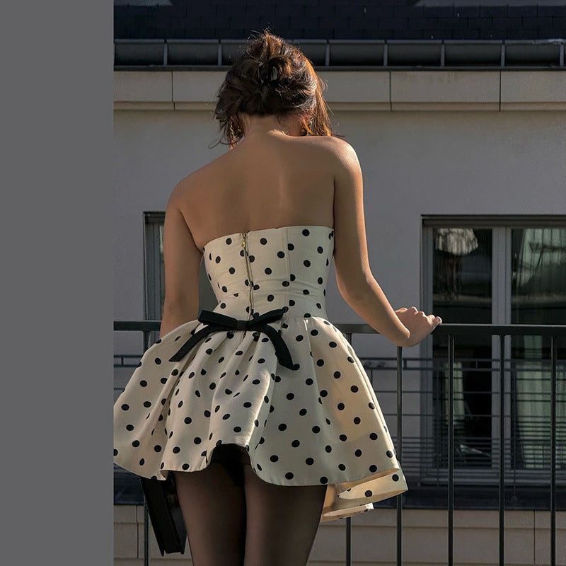 Dame A-linje kjole med bøjlesløs silhuet og stilfuldt polka-dot mønster Stilla