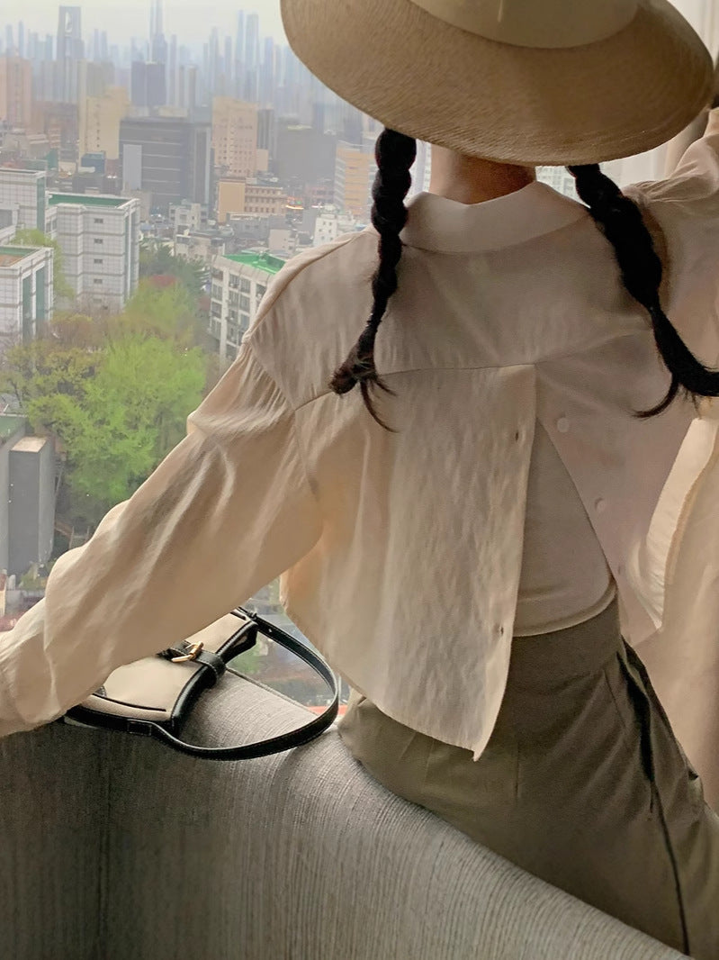 Dame cropped bluse med afslappet snit og slids bag Stilla