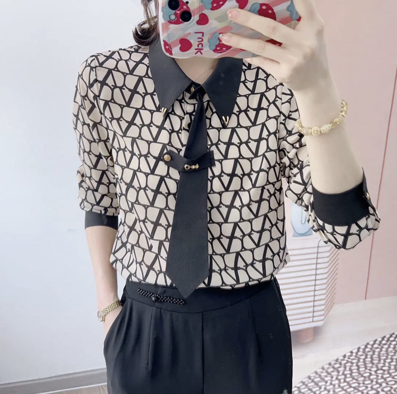 Dame elegant bluse med dekorative knapper og fashionable krave Stilla