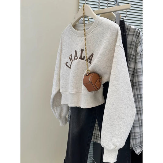 Dame Cropped Graphic Sweatshirt med distressed accenter Stilla