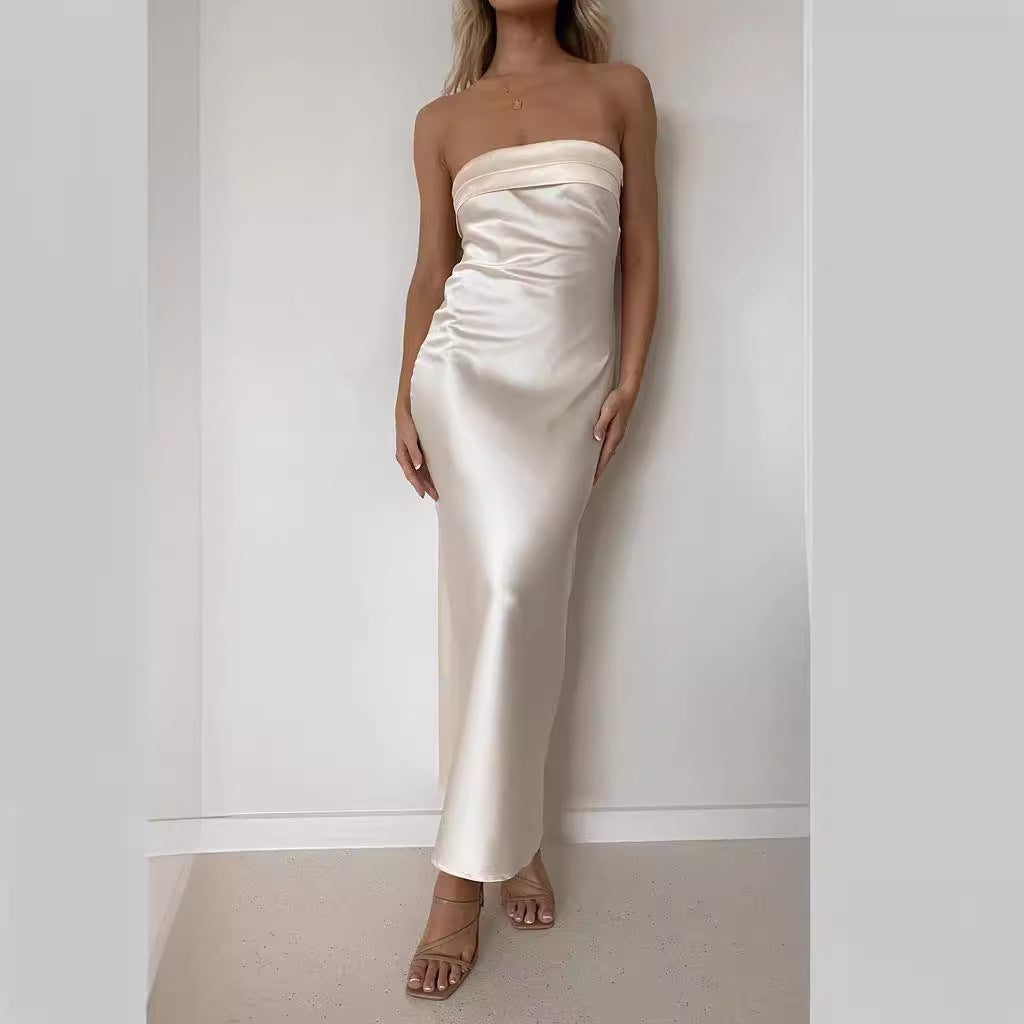 Dame Elegant aftenkjole med off-shoulder design og satinoverflade Stilla