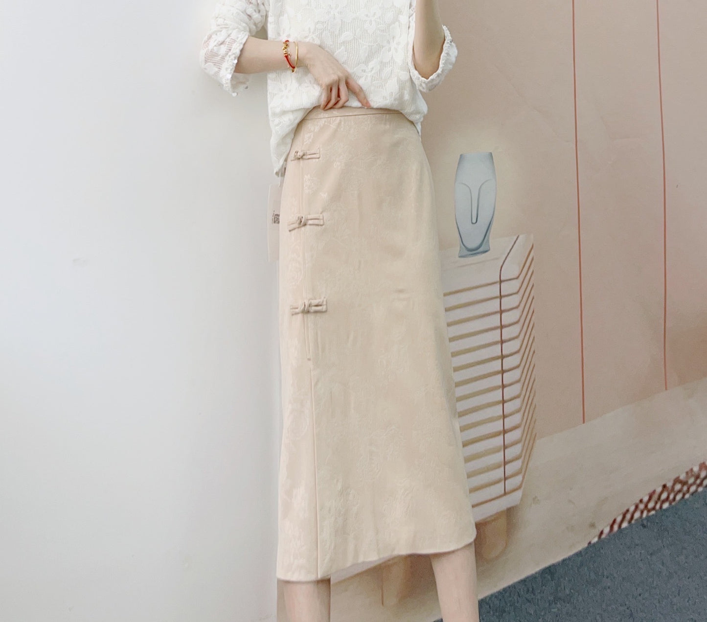 Dame Elegant blyantskørt med kunstneriske knapdetaljer og moderne fold Stilla