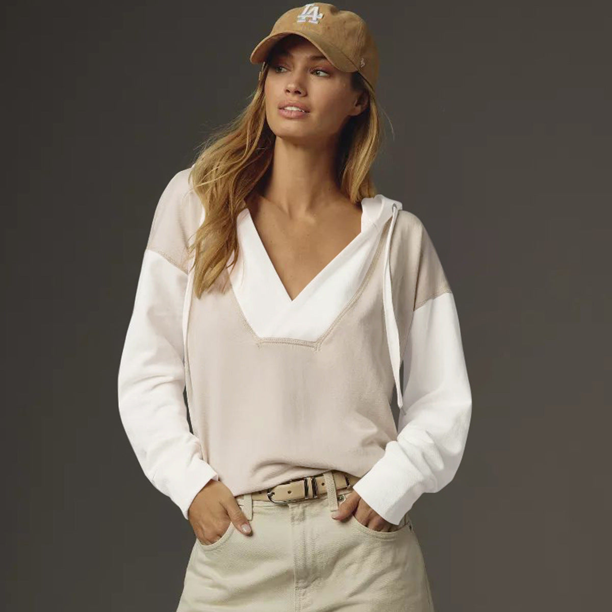 Dame afslappet hoodie med dyb V-udskæring og kontrasterende syninger Stilla