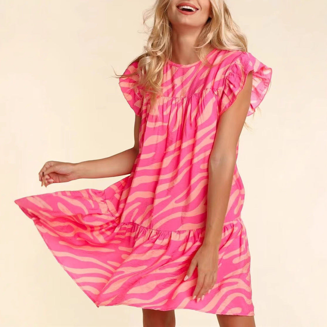 Dame afslappet kortærmet kjole med glædeligt zebra-mønster og voluminøs flæsekant Stilla