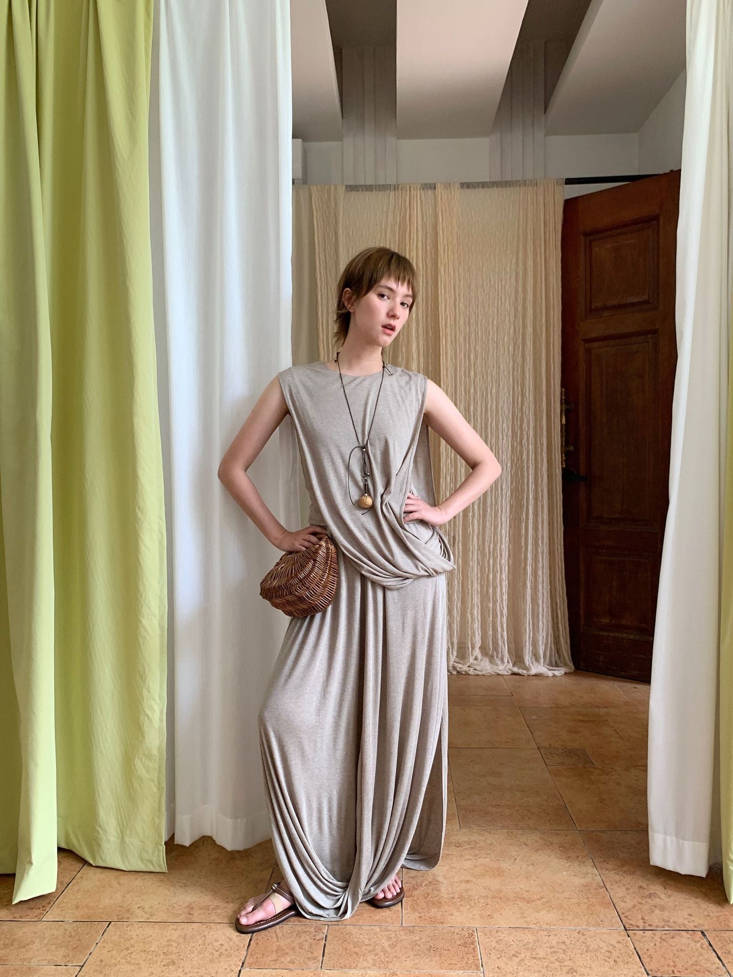 Dame Jumpsuit med elegant indpakningsdesign og flydende snit Stilla