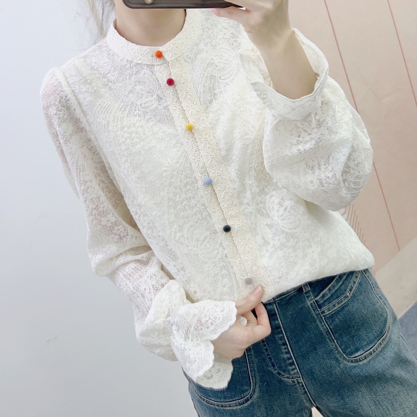 Dame Elegant Bluse med fine rynker og farverige knapdetaljer Stilla