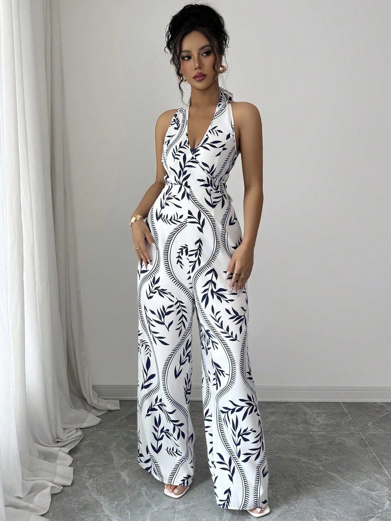 Dame jumpsuit med blomsterprint og smart V-hals Stilla