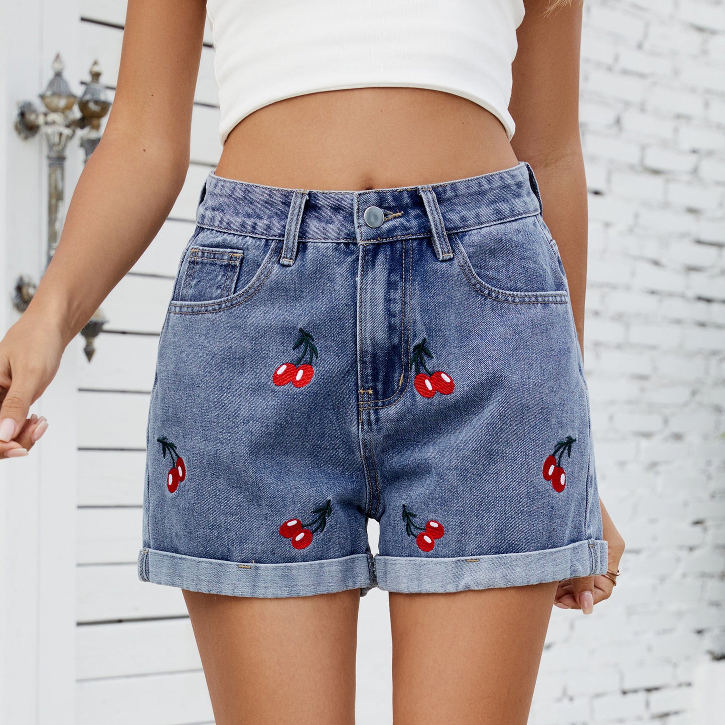Dame denim shorts med farverigt broderimotiv og afslappet design Stilla