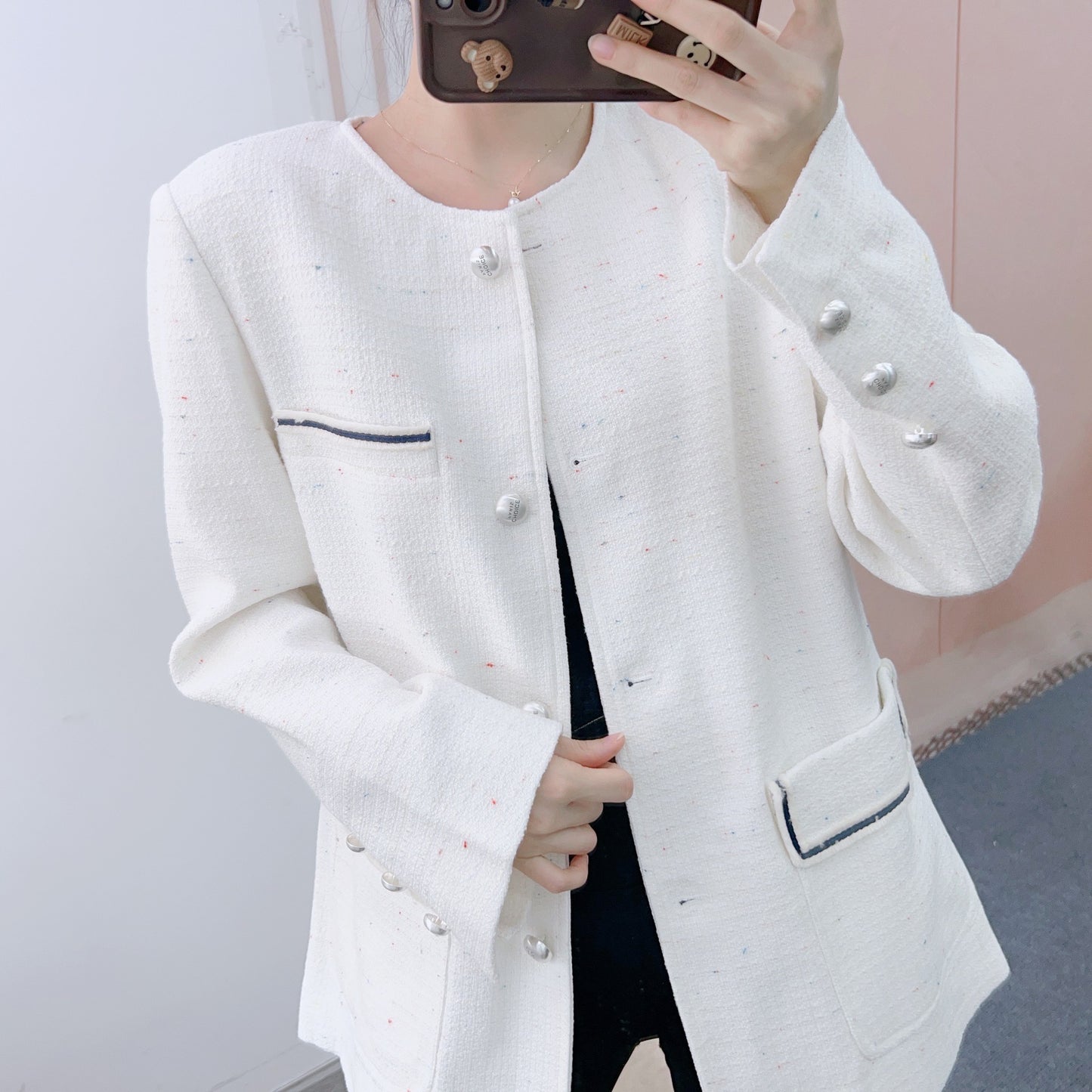 Dame elegant Boucle-jakke med dekorativ knaplukning og praktiske lommer Stilla