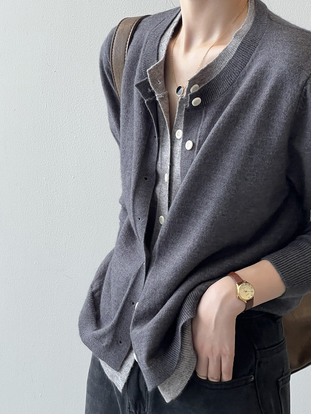 Dame afslappet cardigan lavet af fin strikkvalitet med knaplukning Stilla