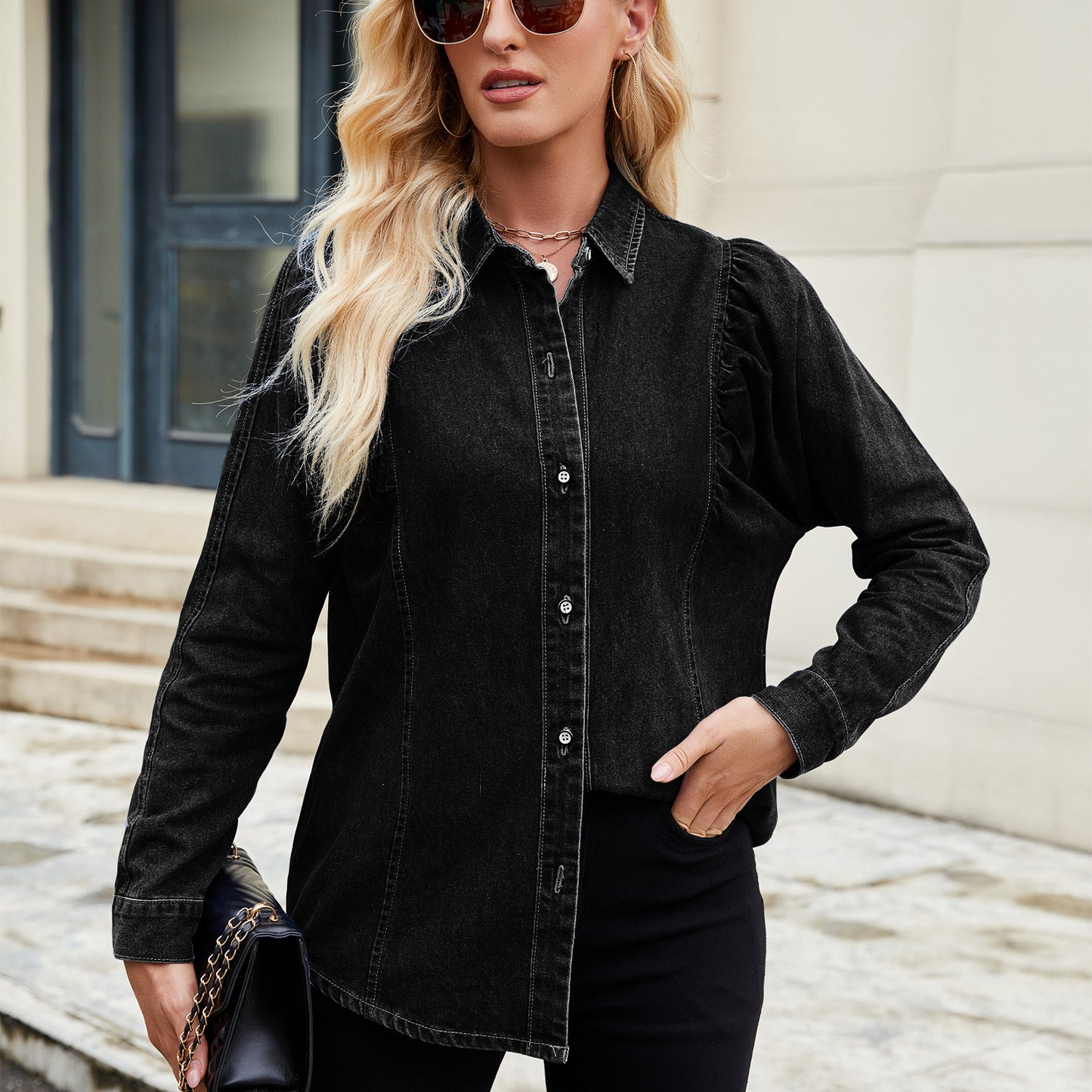 Dame denimskjorte med ruffle-detaljer og tætsiddende snit Stilla