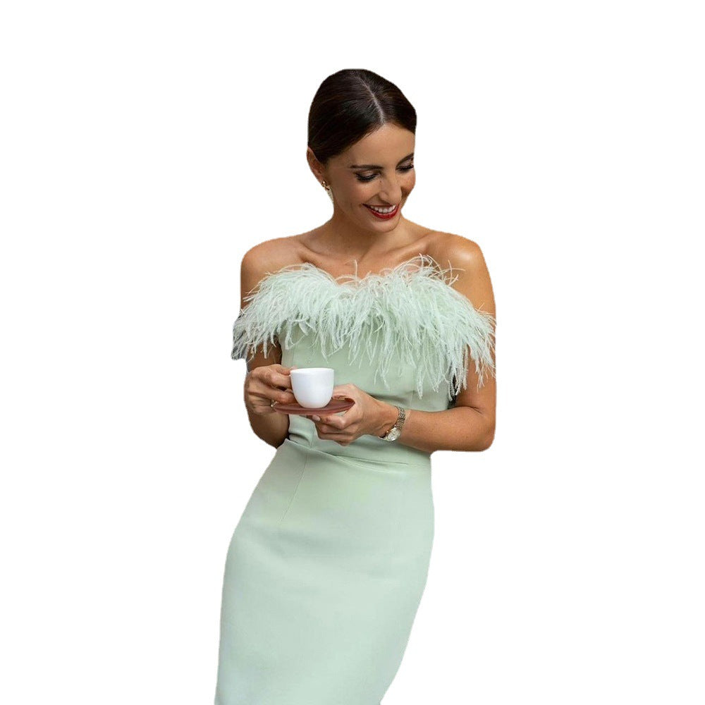 Dame Elegant aftenkjole med fjerdetaljer og høj slids Stilla