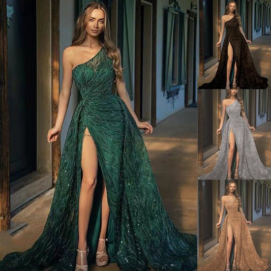 Dame Elegant asymmetrisk aftenkjole med høj slids og flæsedetaljer Stilla