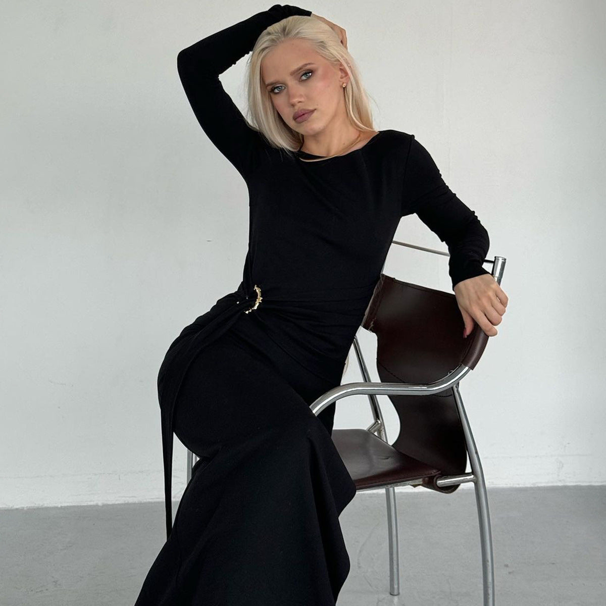 Dame Elegant langærmet kjole med udsøgt snit og raffinerede detaljer Stilla