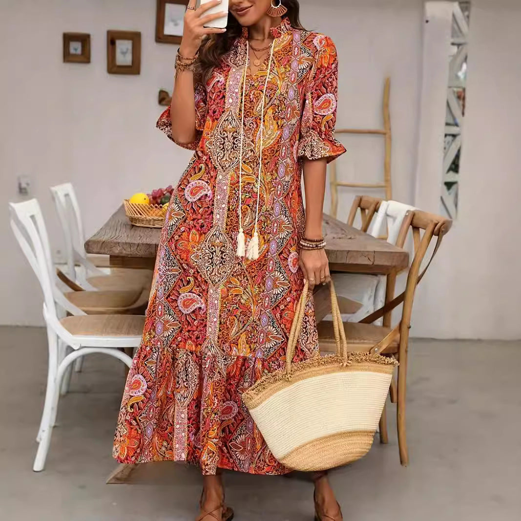 Dame afslappet maxikjole med farverigt paisleymønster og flæsedetaljer Stilla