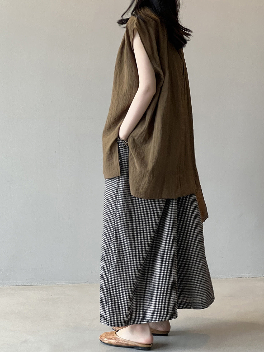 Dame afslappet langærmet top med fin plisseret lukning og V-hals Stilla