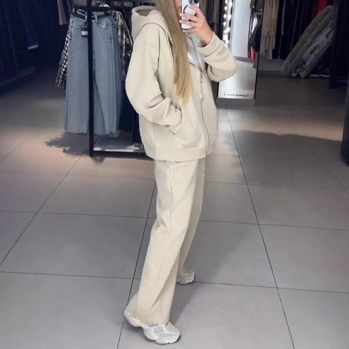 Dame afslappet sportjakke med hætte og moderne polka-dot design Stilla