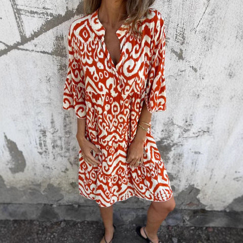 Dame afslappet kjole med V-udskæring og dekorativt mønster Stiila