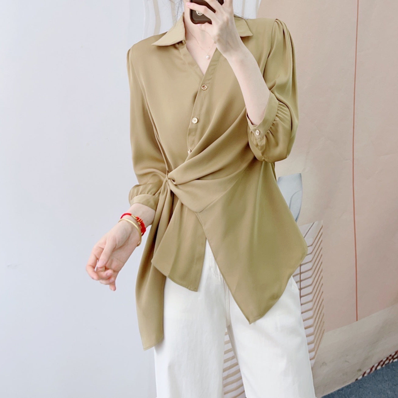 Dame elegant bluse med indpakningslook og fine knapdetaljer Stilla