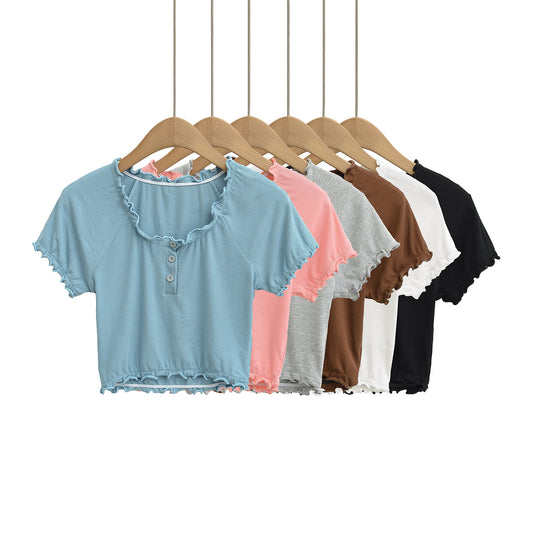 Dame cropped T-shirt med flæsedetaljer og knaplukning Stilla