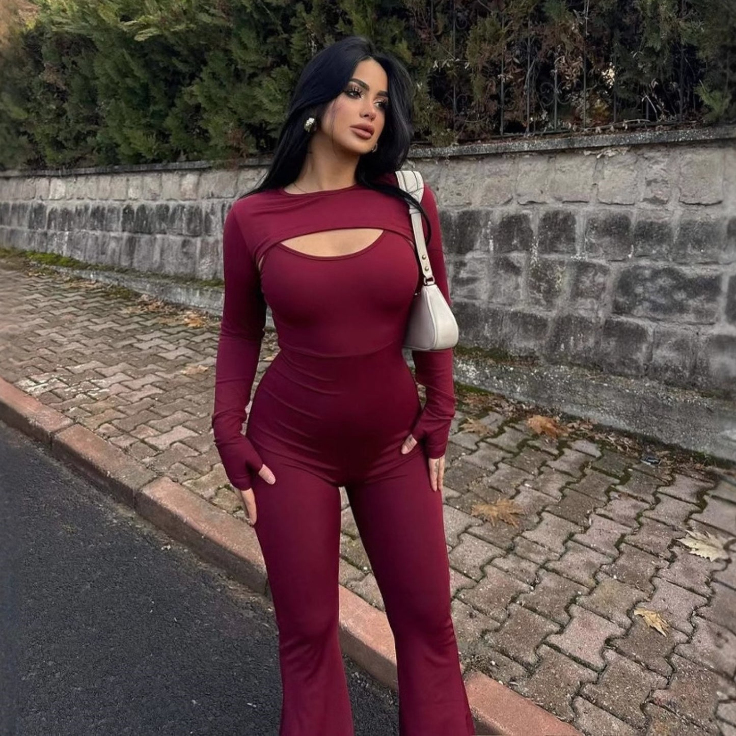 Dame figurformet jumpsuit med spændende cut-out-design og afslappet snit Stilla