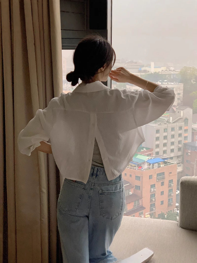 Dame cropped bluse med afslappet snit og slids bag Stilla