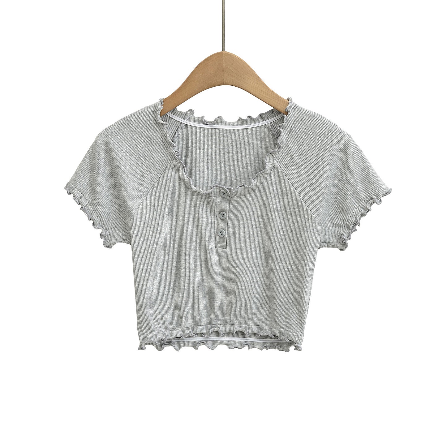 Dame cropped T-shirt med flæsedetaljer og knaplukning Stilla