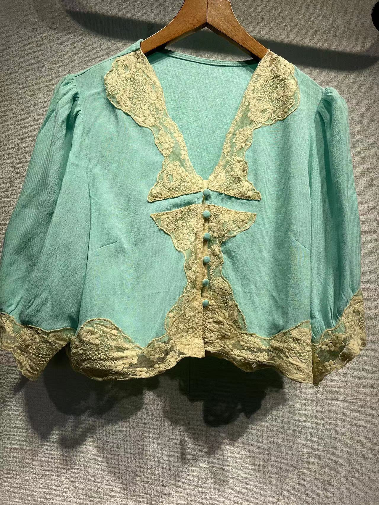 Dame elegant bluse med romantiske spidsdetaljer og draperinger Stilla