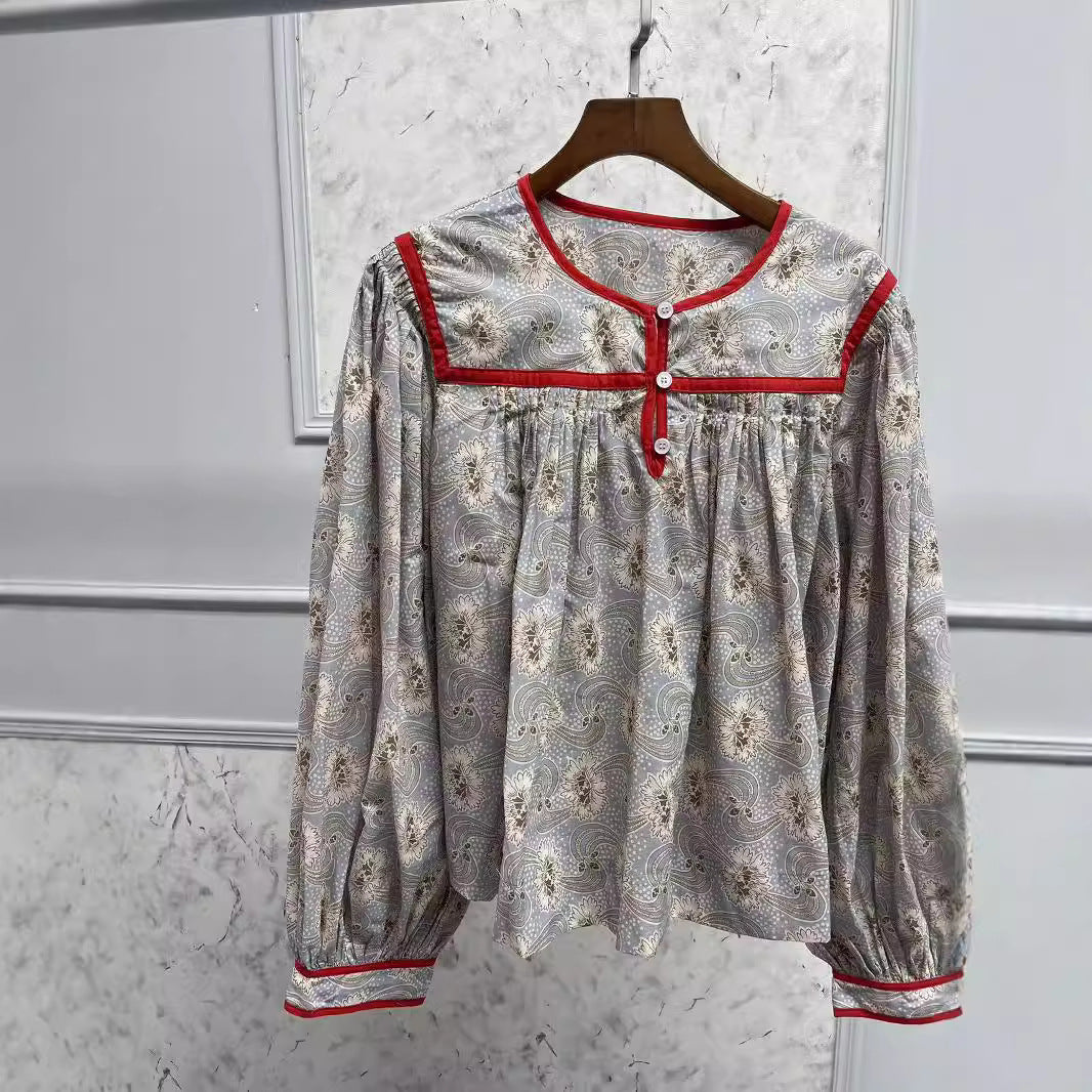 Dame afslappet bluse med blomsterprint og elegant knapliste Stilla