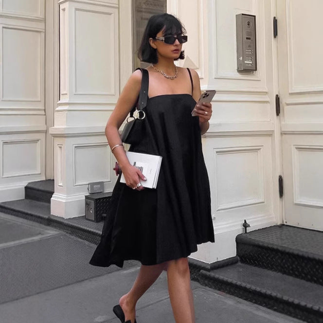 Dame afslappet midikjole med skulderfri stropper og svingende snit Stilla