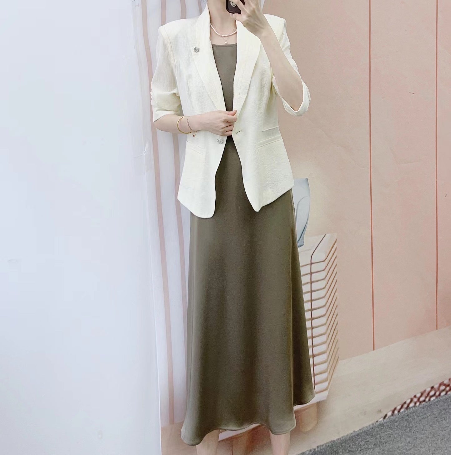 Dame Elegant Blazer-Kjole Sæt med figurtilpasset Silhuet og moderne Design Stilla