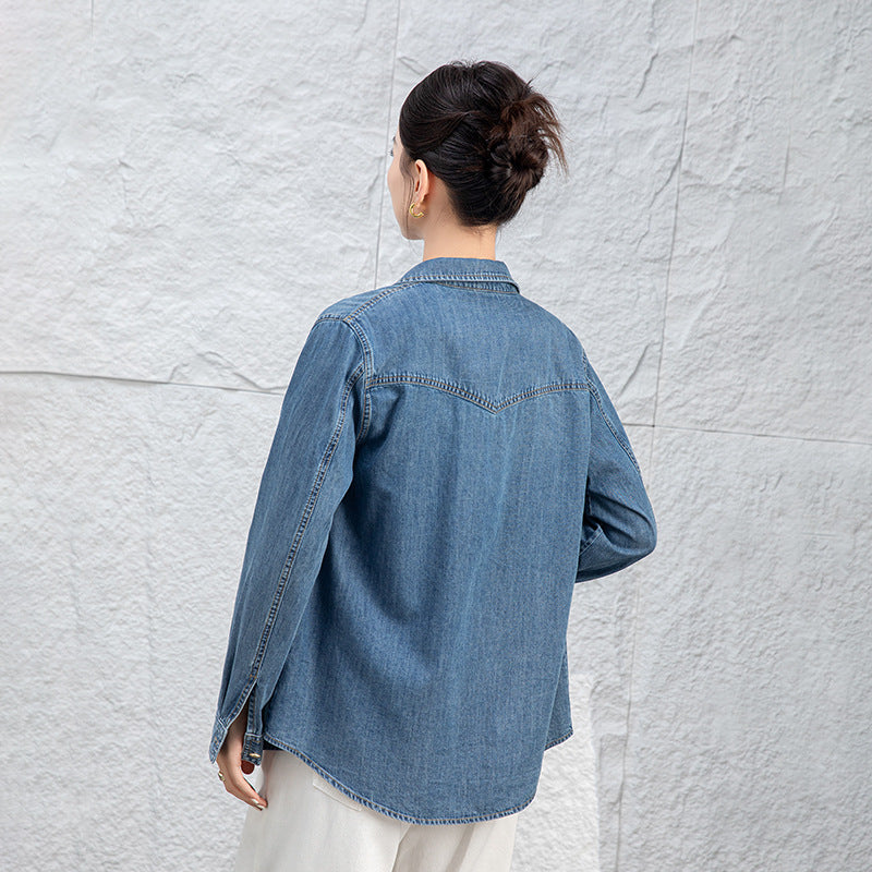 Dame denim skjorte med praktiske brystlommer og moderne snit Stilla