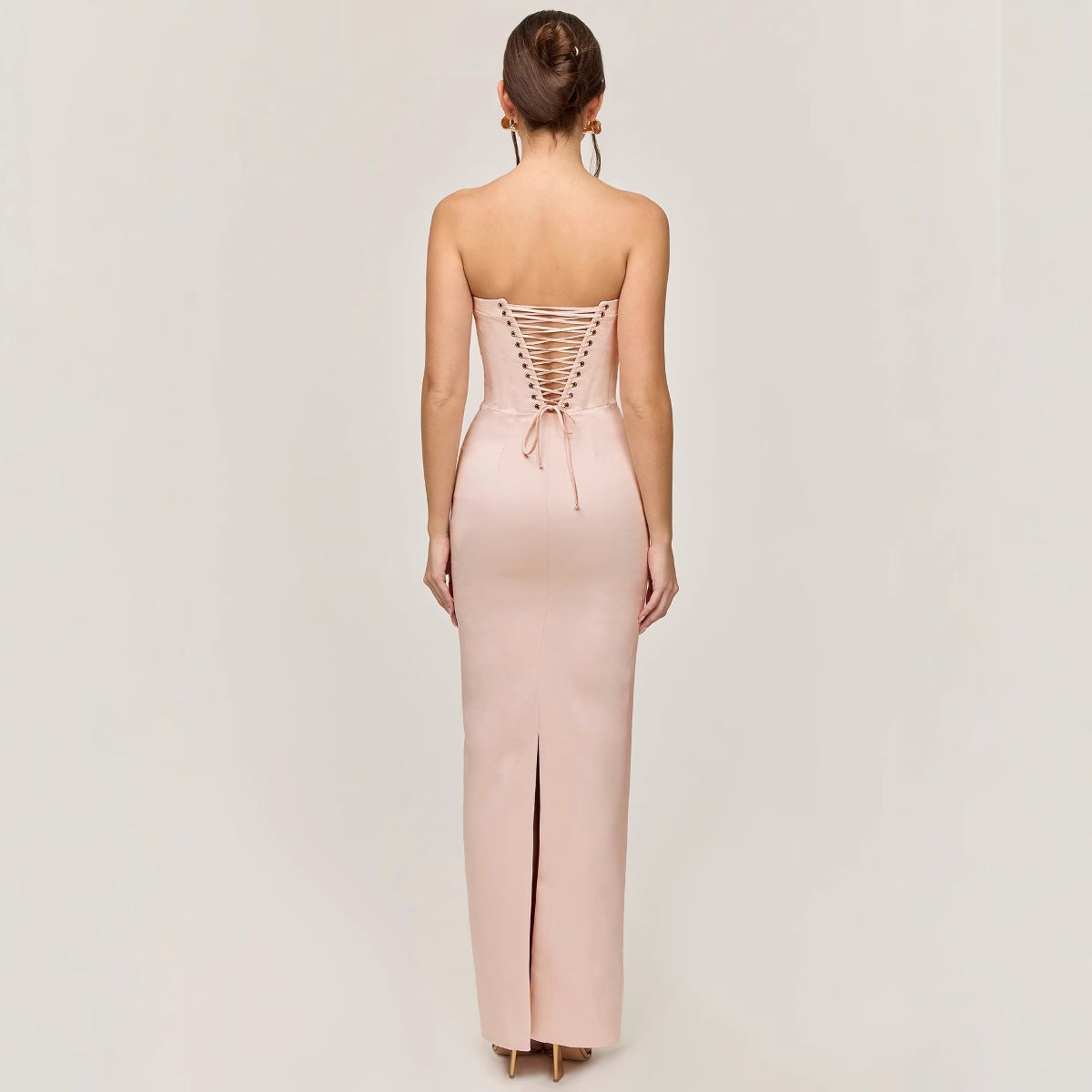 Dame elegant aftenkjole med figursyende korset Stilla