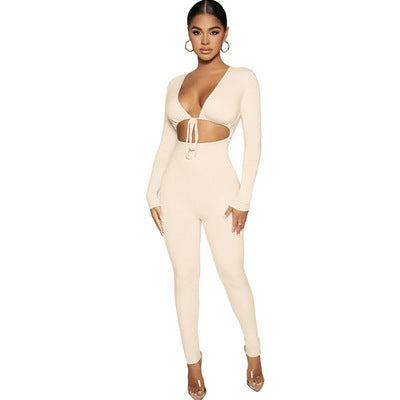 Dame figursyet jumpsuit med dyb V-udskæring og elegante lange ærmer Stilla