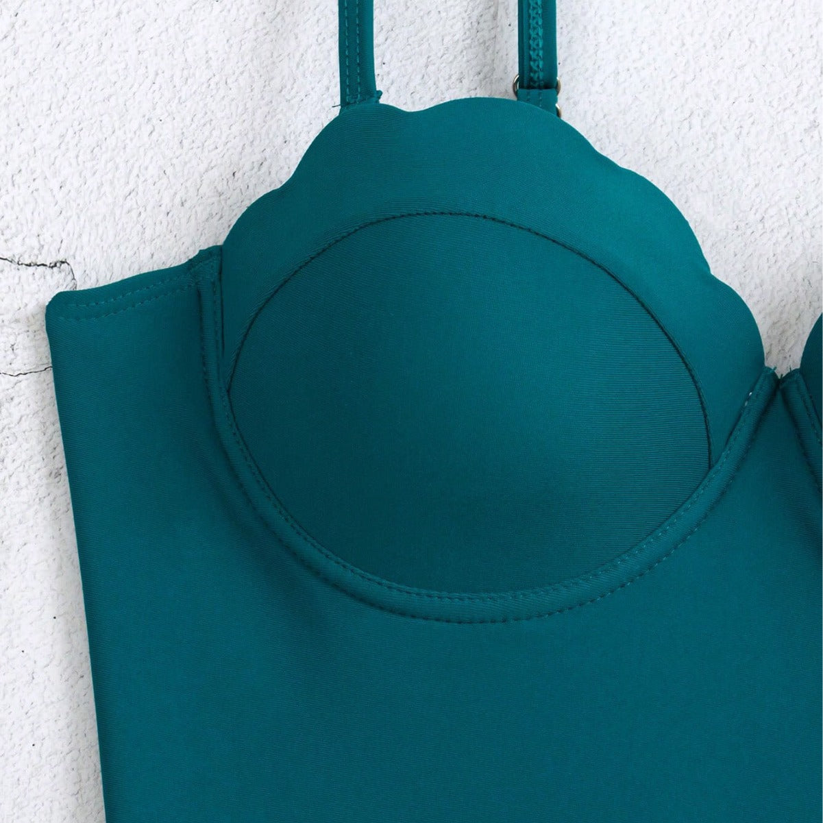 Dame elegant badedragt med volangpyntet udskæring og botanisk print Stilla