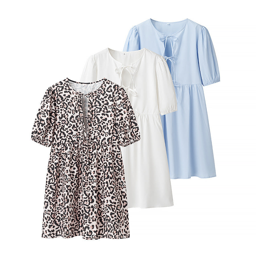 Dame afslappet kjole med flæsedetaljer og blomstret bindebånd Stilla