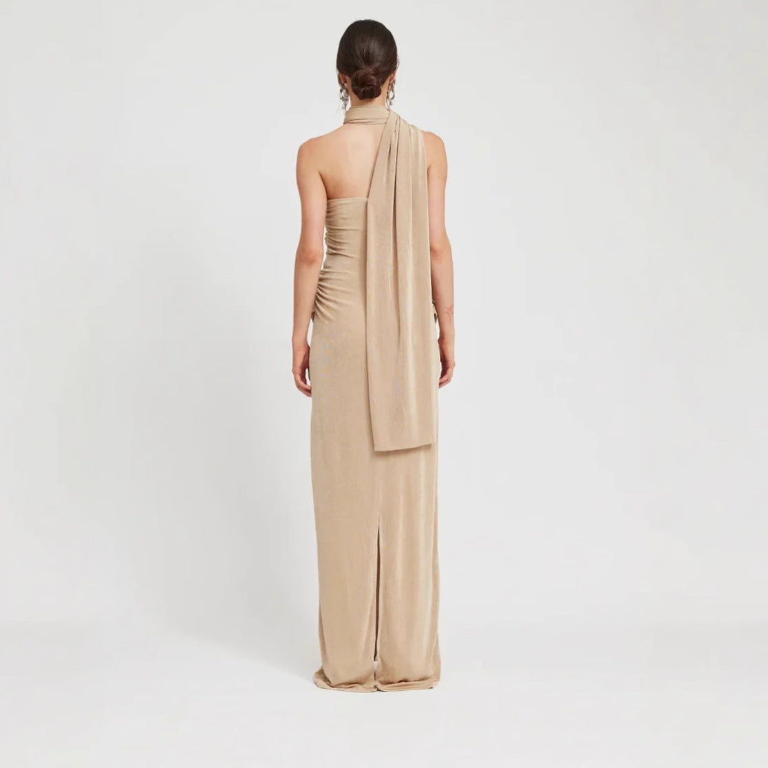 Dame Elegant aftenkjole med asymmetrisk design og raffinerede draperinger Stilla