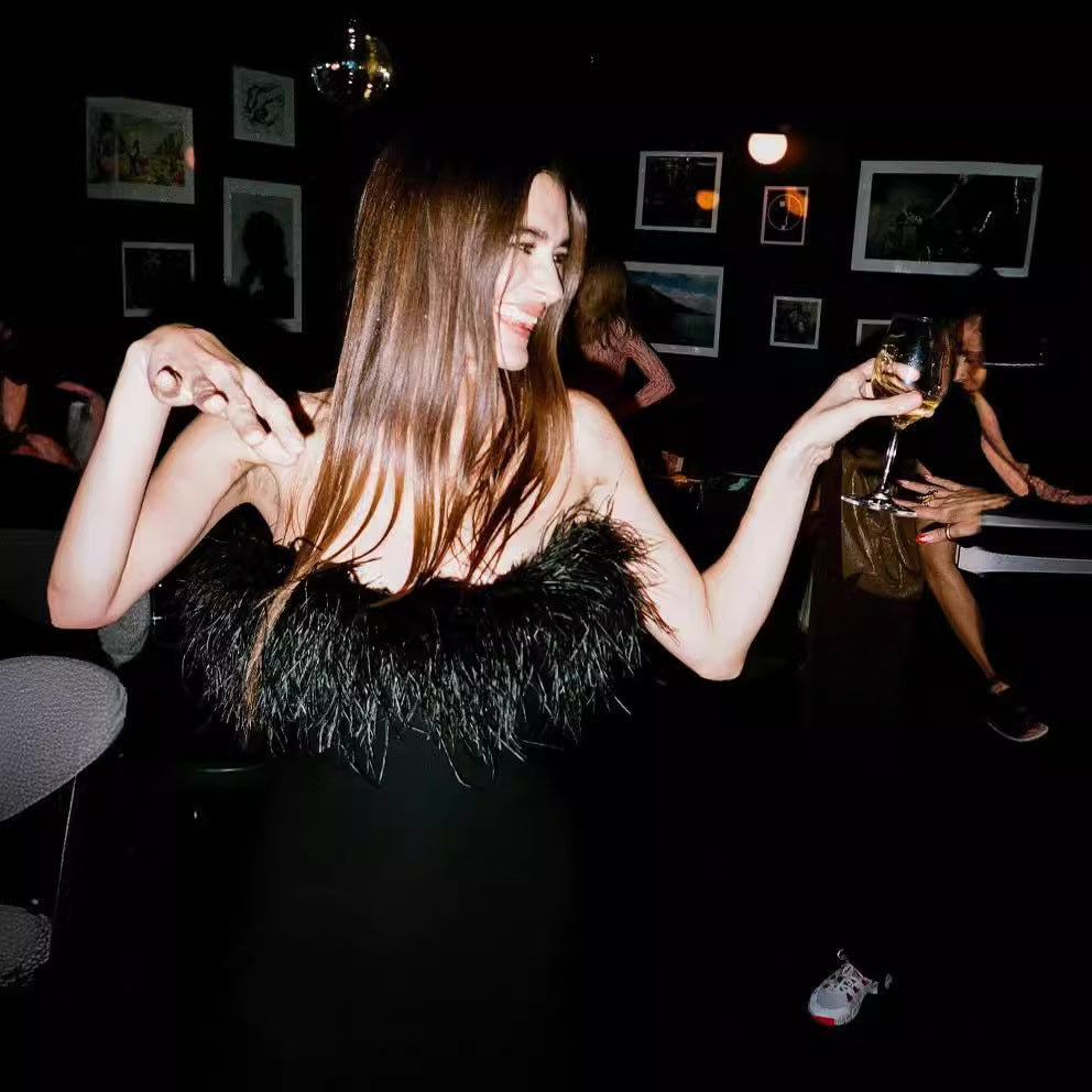 Dame Elegant festkjole med fjerdetaljer Stilla