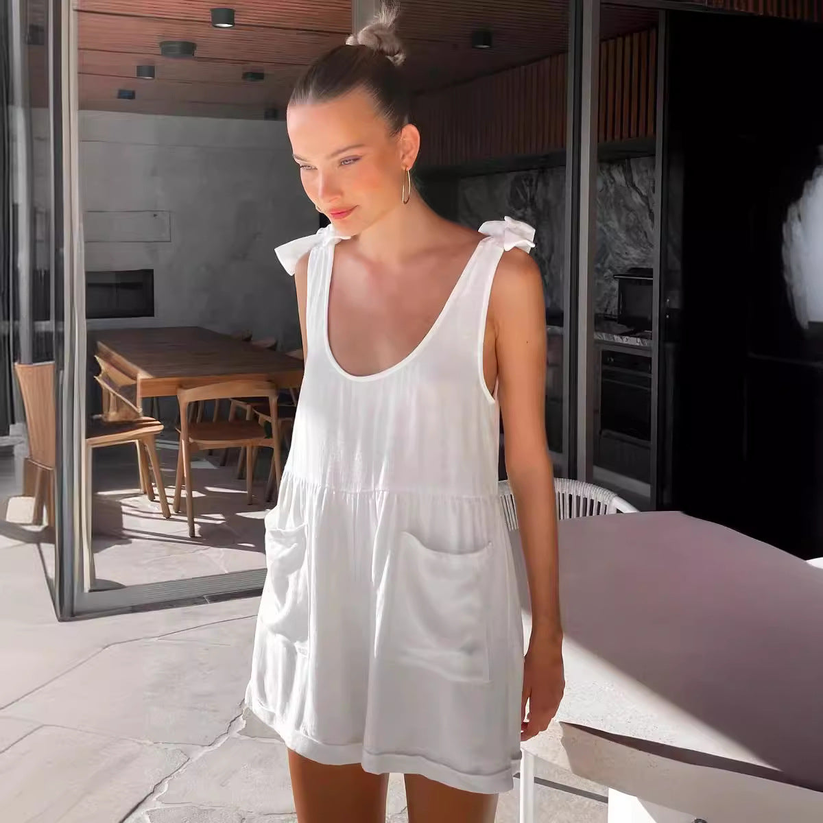 Dame luftig skåret jumpsuit med sløjfer og praktiske lommer Stilla