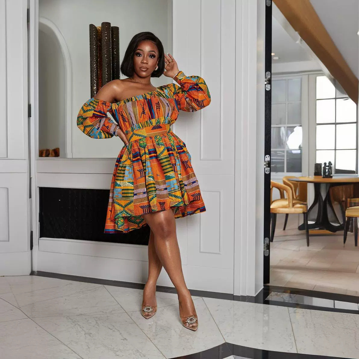 Dame elegant asymmetrisk kjole med blomsterinspirerede prints og tætsiddende design Stilla